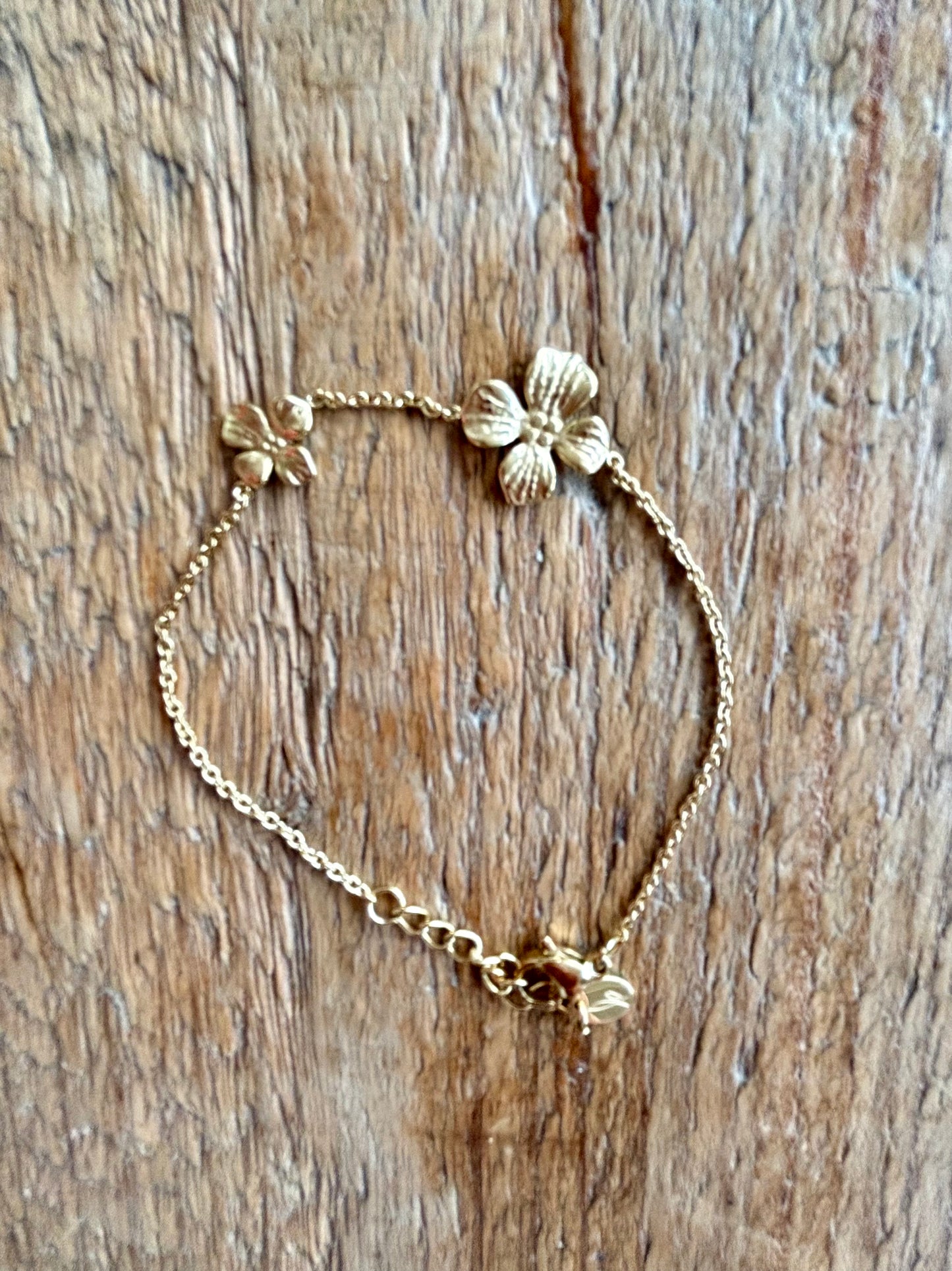 Le bracelet double fleur texturée