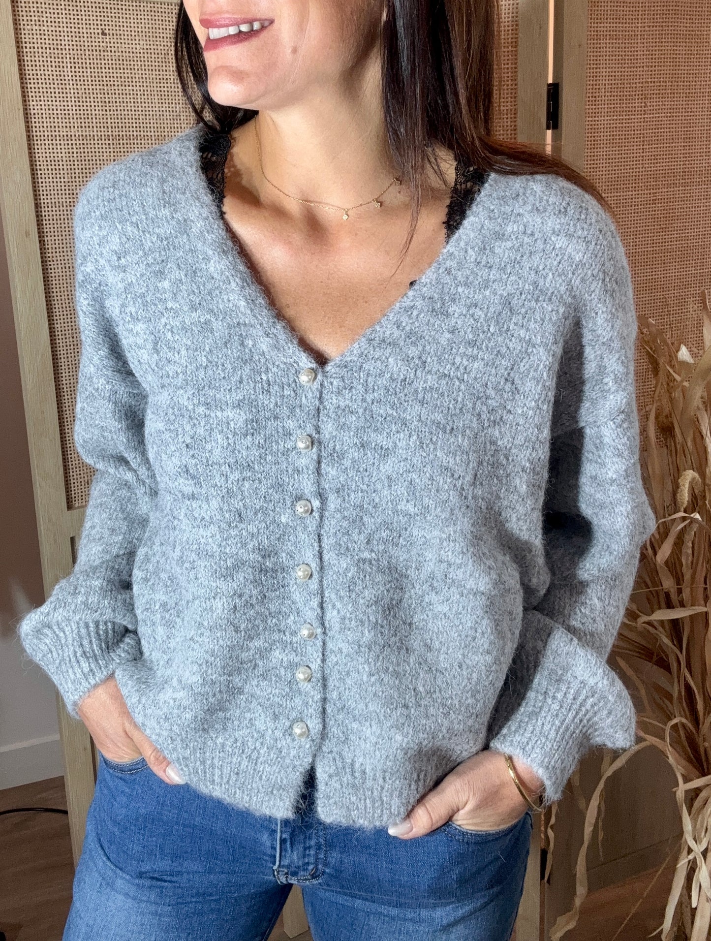 Le gilet pull perle gris