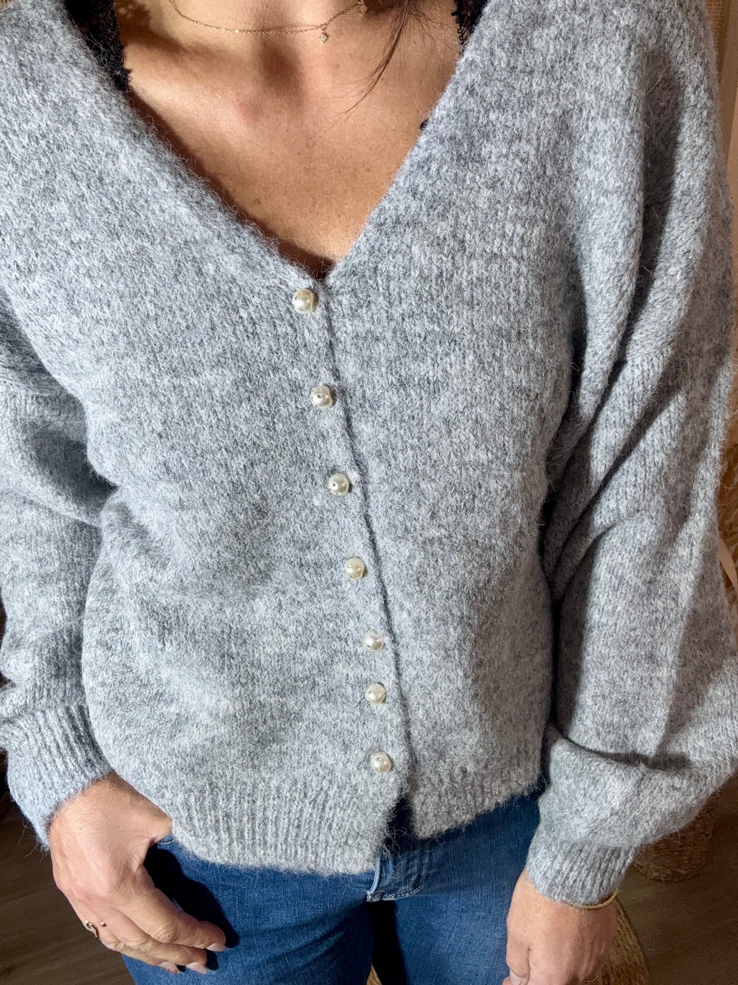 Le gilet pull perle gris