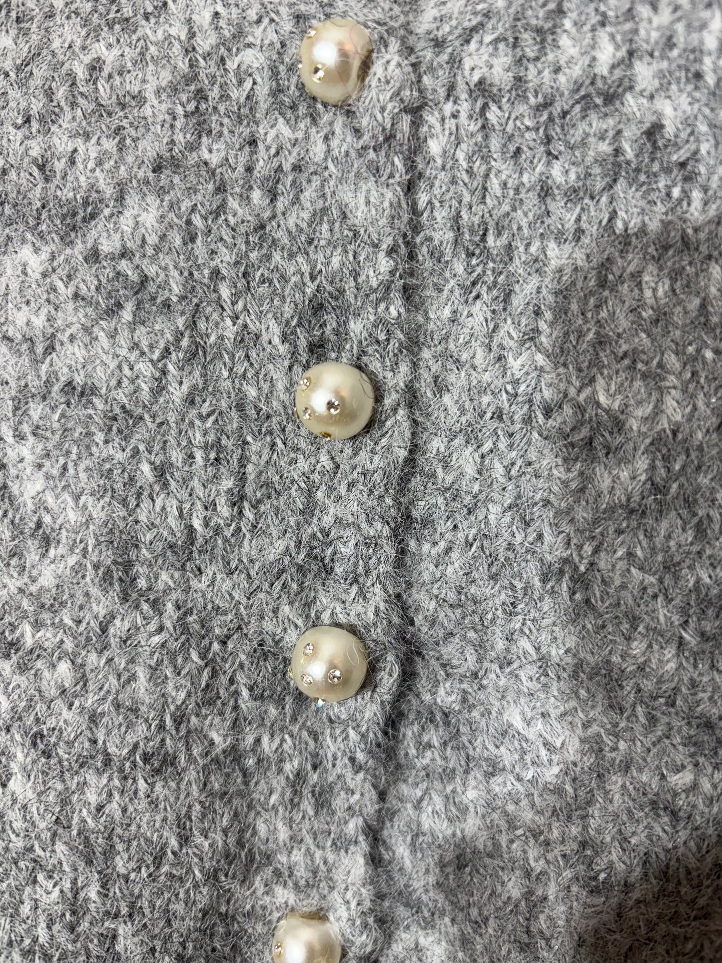 Le gilet pull perle gris